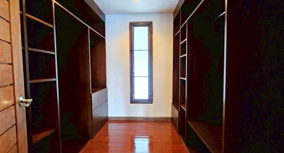 For rent 4 bedrooms house in Watthana, Bangkok