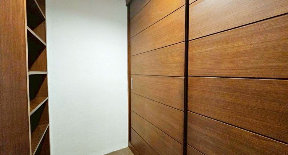 For rent 4 bedrooms house in Watthana, Bangkok