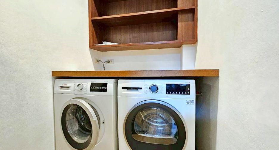 For rent 4 bedrooms house in Watthana, Bangkok