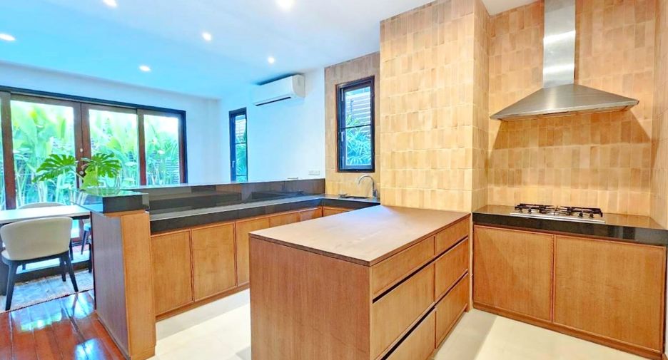 For rent 4 bedrooms house in Watthana, Bangkok