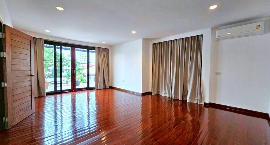 For rent 4 bedrooms house in Watthana, Bangkok