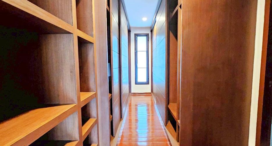 For rent 4 bedrooms house in Watthana, Bangkok