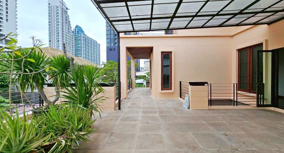 For rent 4 bedrooms house in Watthana, Bangkok