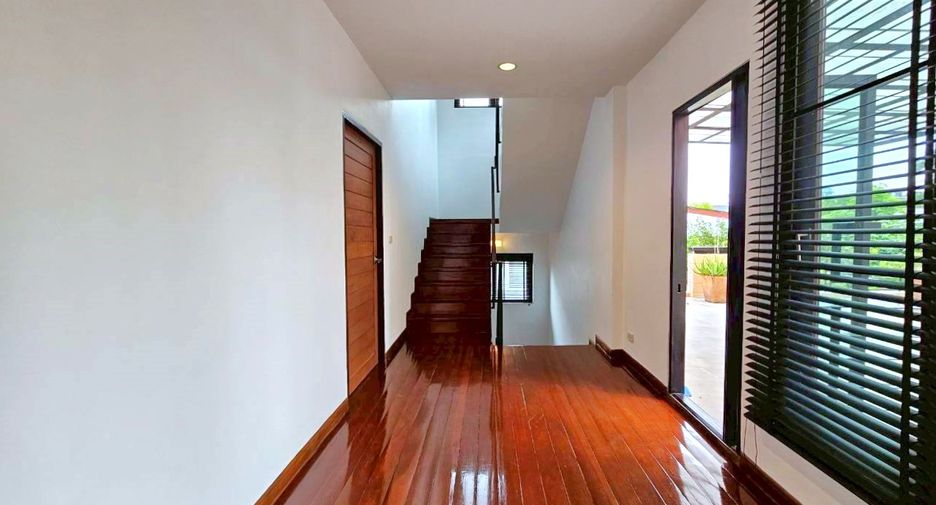 For rent 4 bedrooms house in Watthana, Bangkok