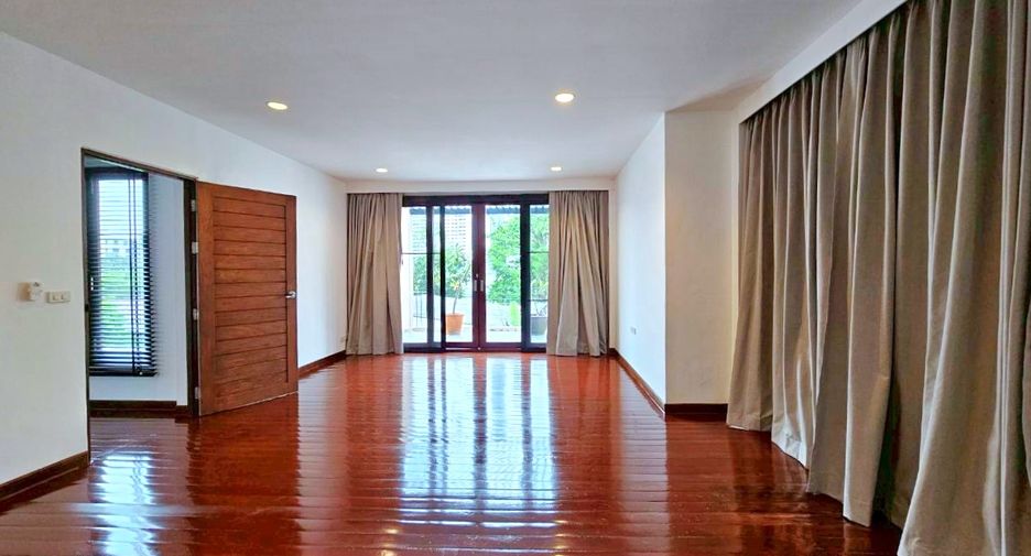 For rent 4 bedrooms house in Watthana, Bangkok