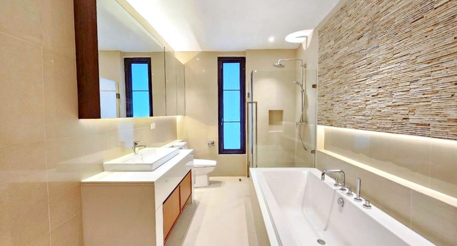 For rent 4 bedrooms house in Watthana, Bangkok