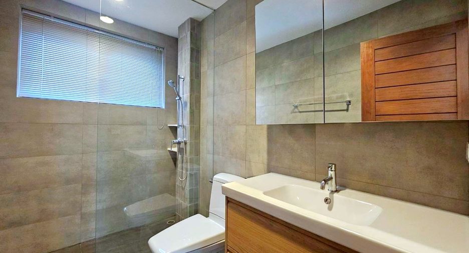 For rent 4 bedrooms house in Watthana, Bangkok