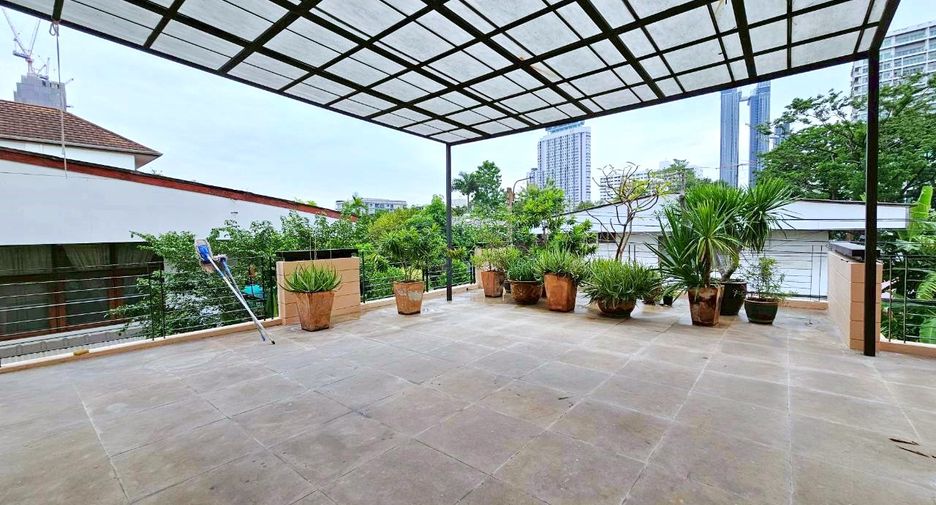 For rent 4 bedrooms house in Watthana, Bangkok