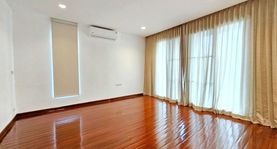 For rent 4 bedrooms house in Watthana, Bangkok