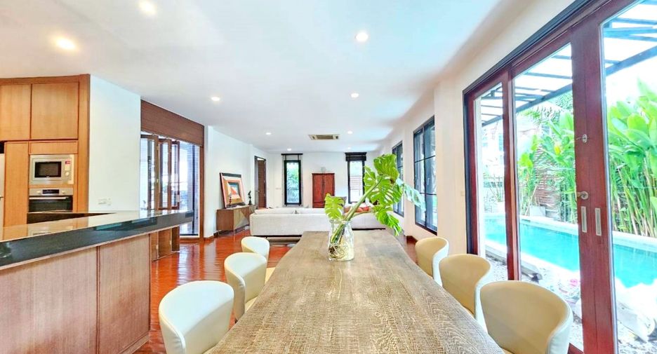 For rent 4 bedrooms house in Watthana, Bangkok
