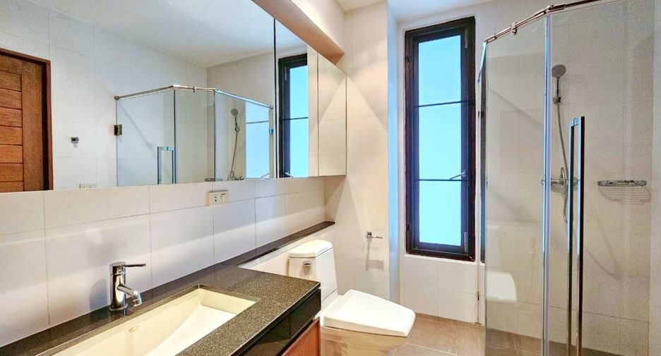 For rent 4 bedrooms house in Watthana, Bangkok