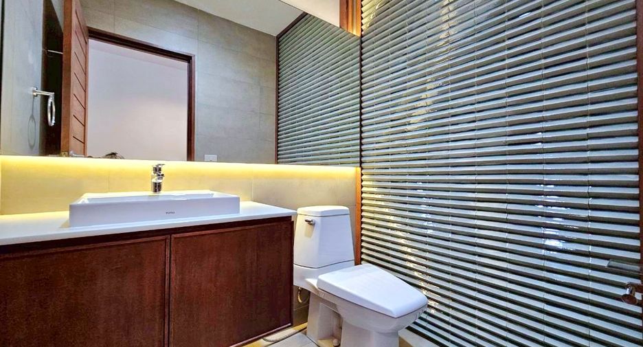 For rent 4 bedrooms house in Watthana, Bangkok