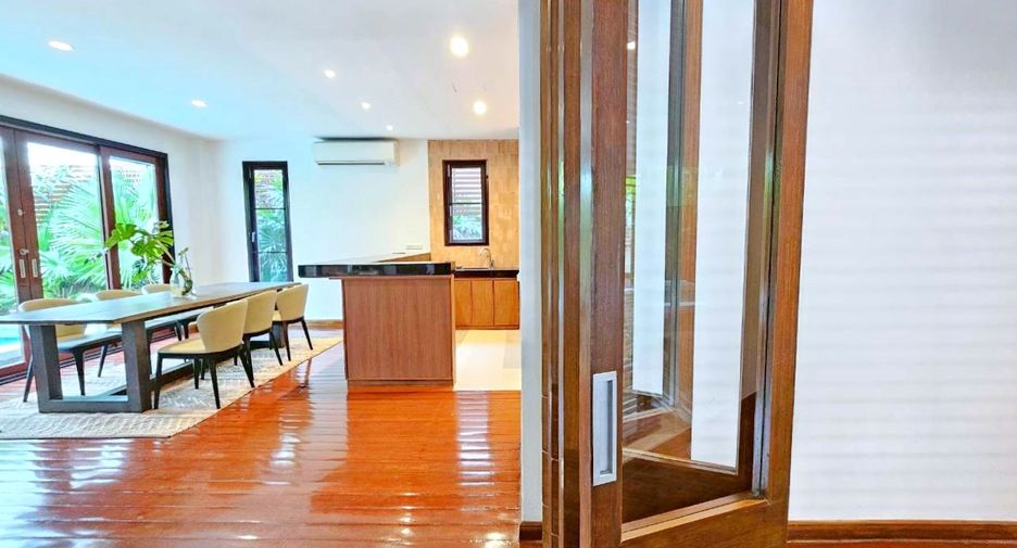 For rent 4 bedrooms house in Watthana, Bangkok