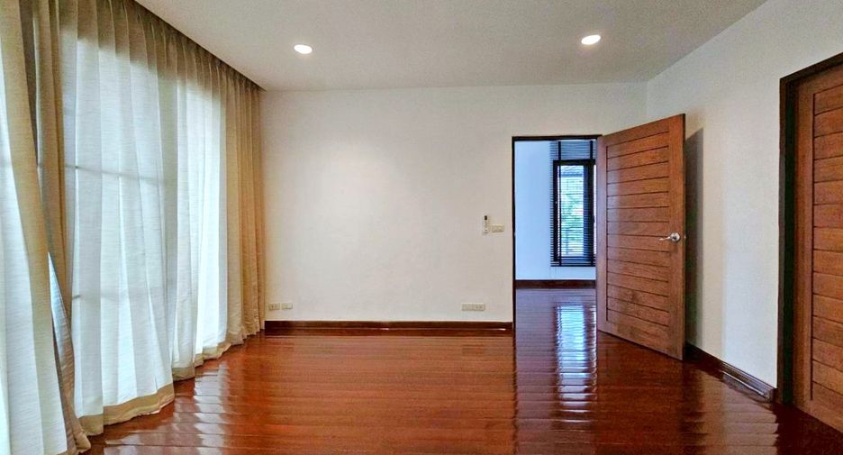 For rent 4 bedrooms house in Watthana, Bangkok