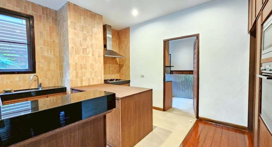 For rent 4 bedrooms house in Watthana, Bangkok