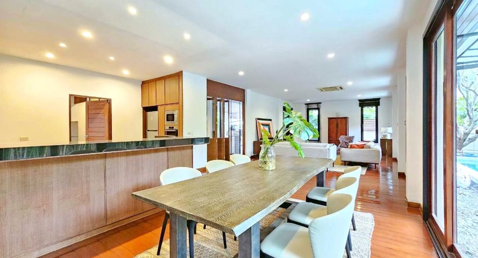For rent 4 bedrooms house in Watthana, Bangkok