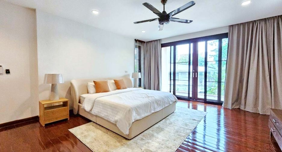 For rent 4 bedrooms house in Watthana, Bangkok