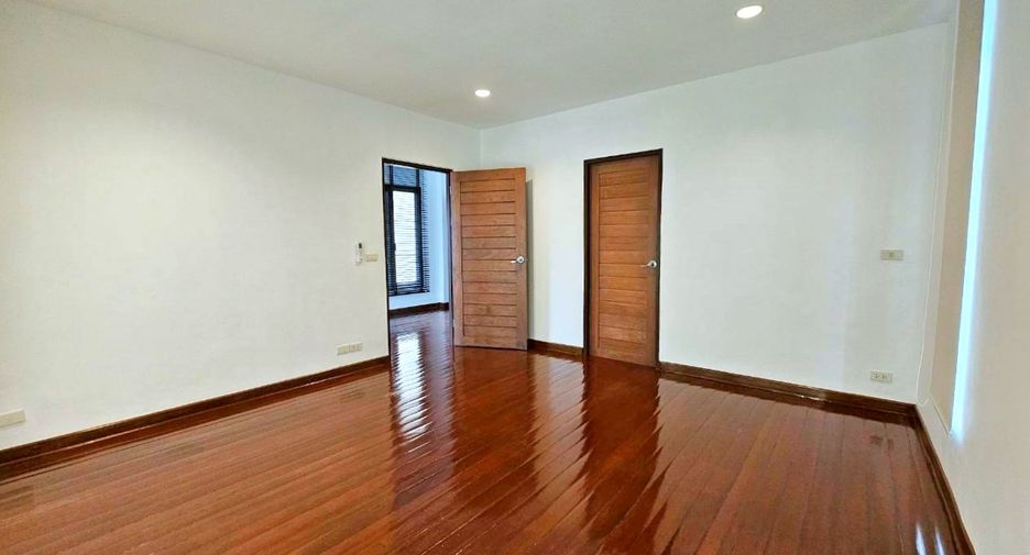 For rent 4 bedrooms house in Watthana, Bangkok