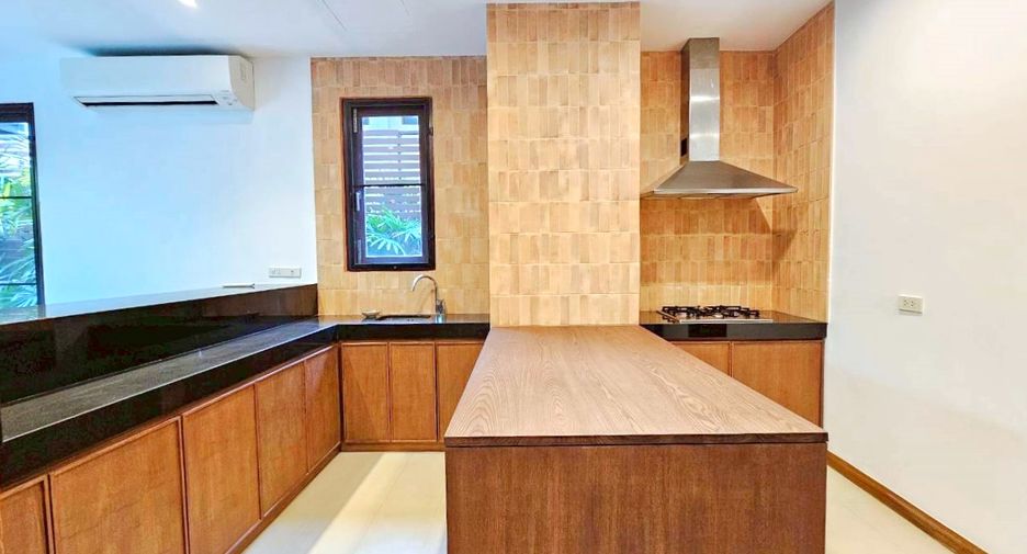 For rent 4 bedrooms house in Watthana, Bangkok