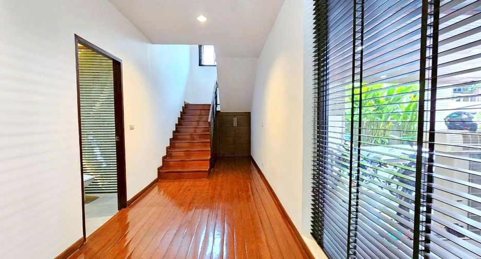 For rent 4 bedrooms house in Watthana, Bangkok
