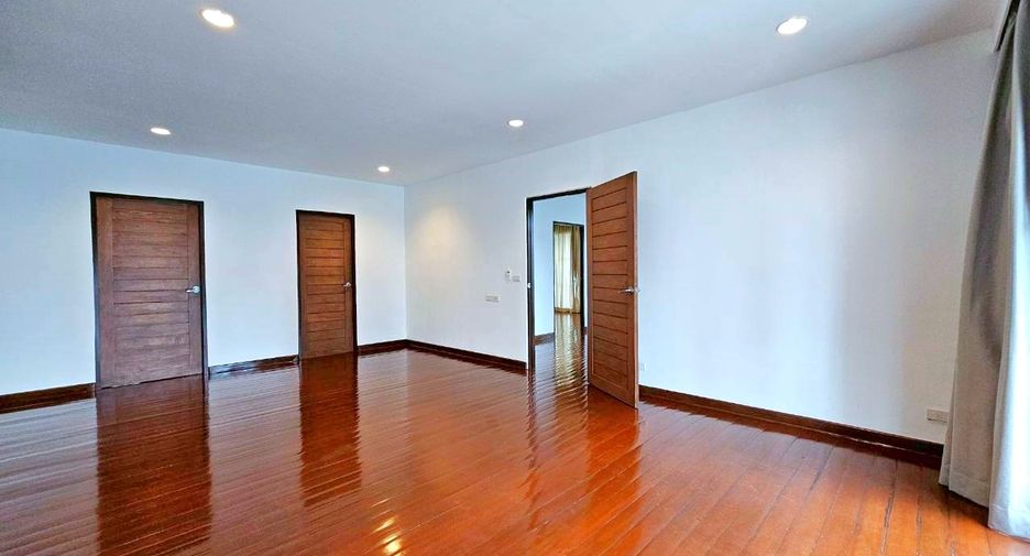 For rent 4 bedrooms house in Watthana, Bangkok