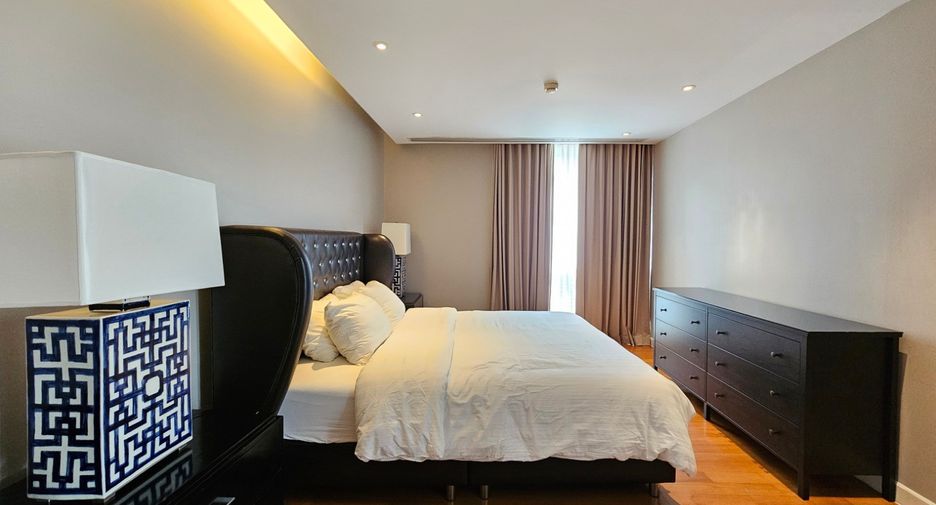For rent 3 bedrooms condo in Watthana, Bangkok