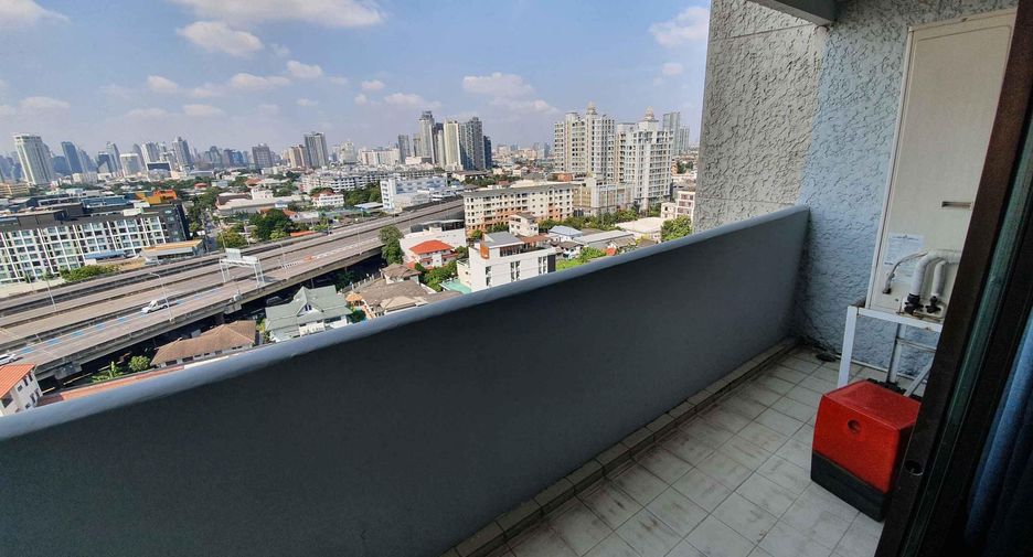 Condo en alquiler y en venta de 3 habitaciones en Phra Khanong, Bangkok