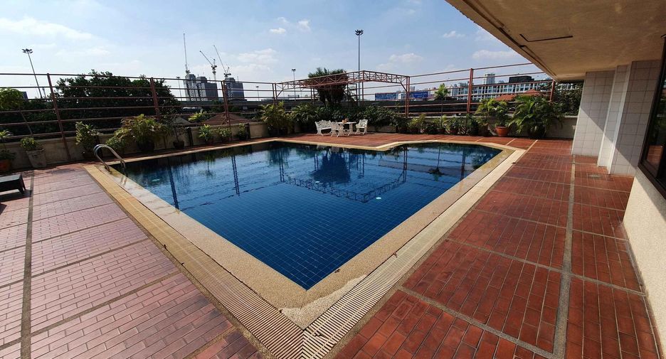 Condo en alquiler y en venta de 3 habitaciones en Phra Khanong, Bangkok