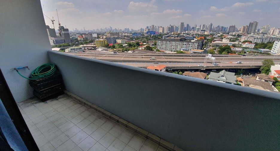 Condo en alquiler y en venta de 3 habitaciones en Phra Khanong, Bangkok