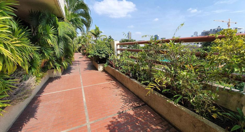 Condo en alquiler y en venta de 3 habitaciones en Phra Khanong, Bangkok