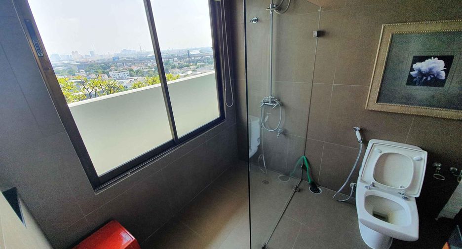 Condo en alquiler y en venta de 3 habitaciones en Phra Khanong, Bangkok