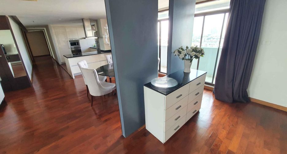 Condo en alquiler y en venta de 3 habitaciones en Phra Khanong, Bangkok