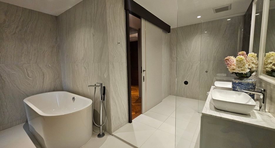 À louer 3 chambres condo à Watthana, Bangkok