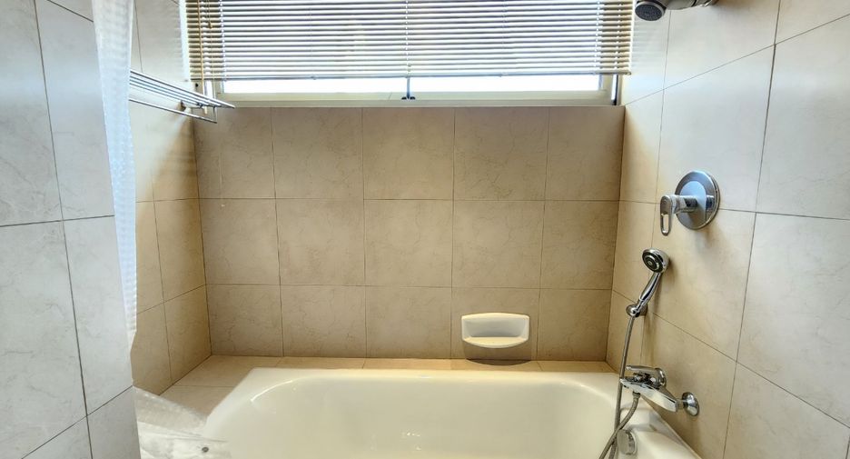 For rent 3 bedrooms condo in Pathum Wan, Bangkok