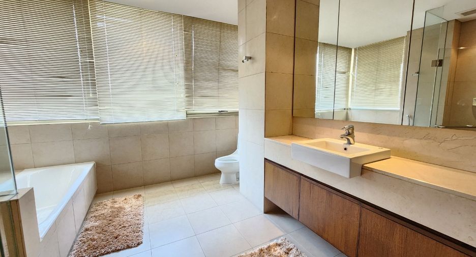 For rent 3 bedrooms condo in Pathum Wan, Bangkok