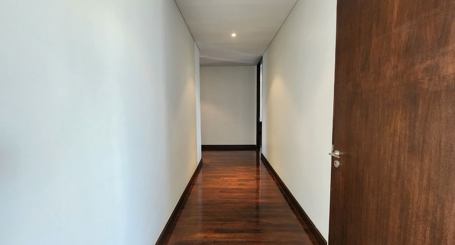 For rent 3 bedrooms condo in Pathum Wan, Bangkok