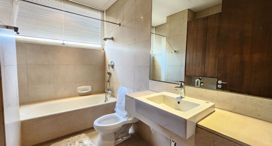 For rent 3 bedrooms condo in Pathum Wan, Bangkok