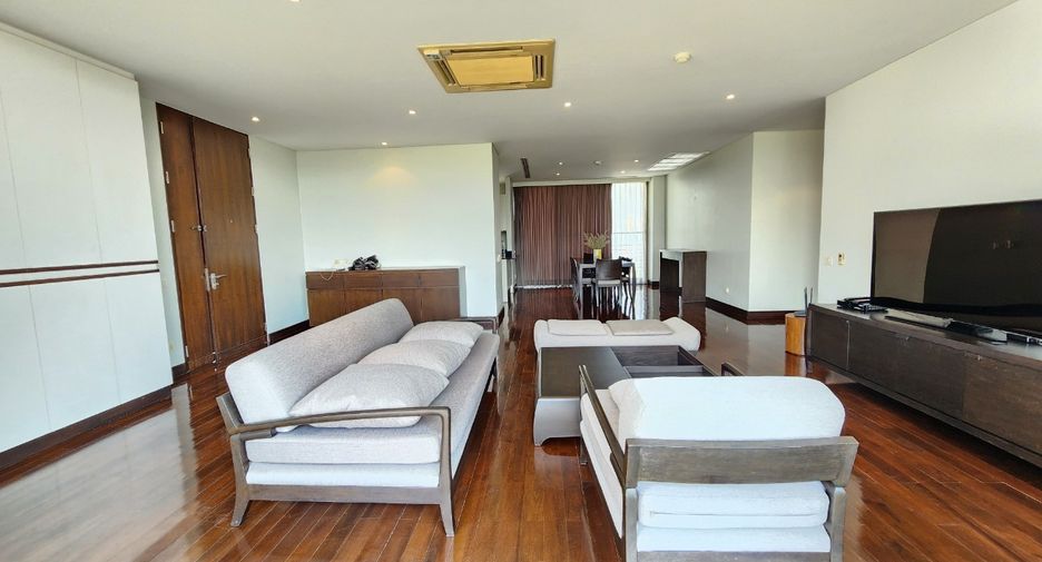 For rent 3 bedrooms condo in Pathum Wan, Bangkok