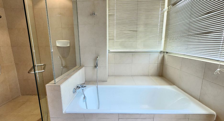 For rent 3 bedrooms condo in Pathum Wan, Bangkok