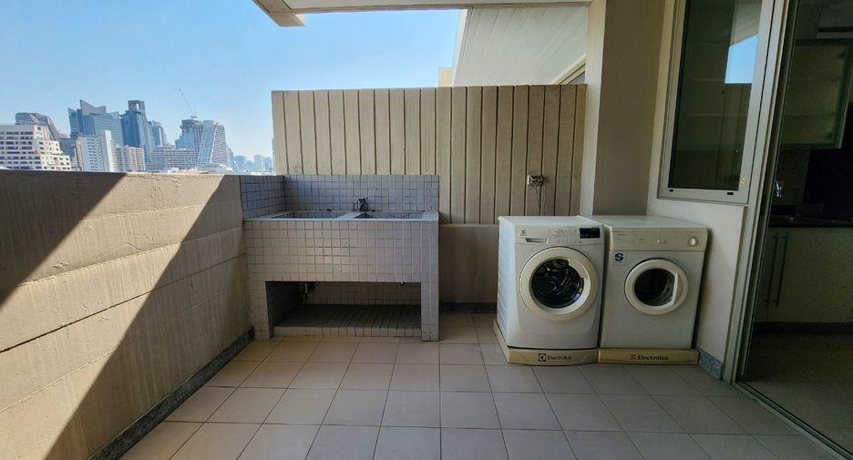 For rent 3 bedrooms condo in Pathum Wan, Bangkok