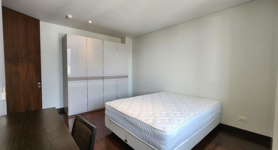 For rent 3 bedrooms condo in Pathum Wan, Bangkok