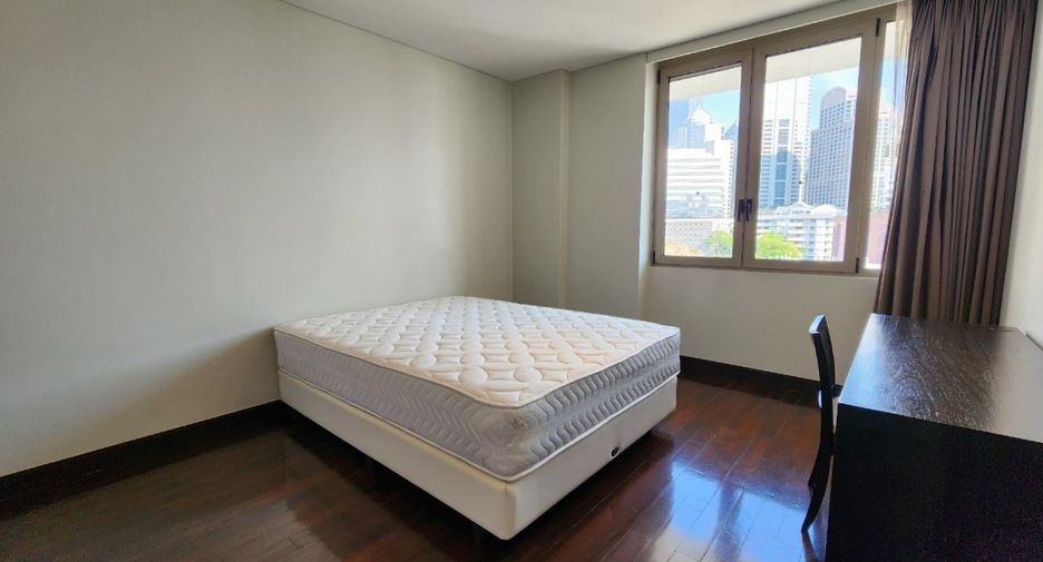 For rent 3 bedrooms condo in Pathum Wan, Bangkok