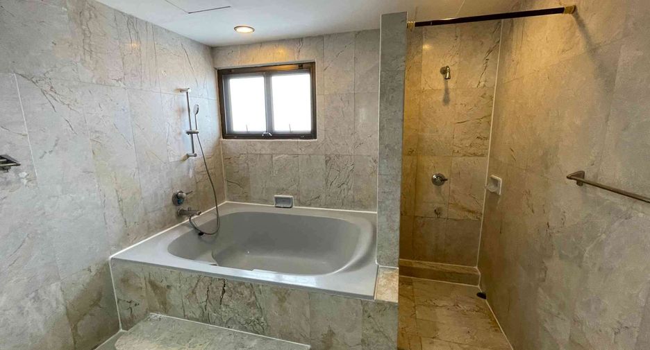 For rent 3 ベッドルーム condo in Watthana, Bangkok