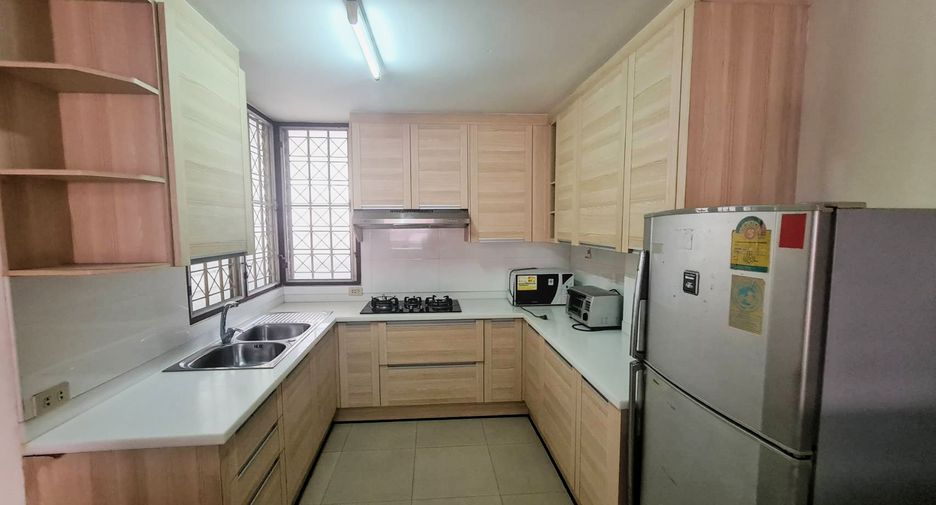 For rent 2 bedrooms condo in Khlong Toei, Bangkok