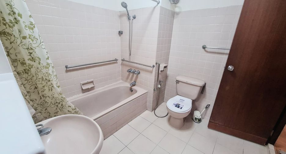 For rent 2 bedrooms condo in Khlong Toei, Bangkok