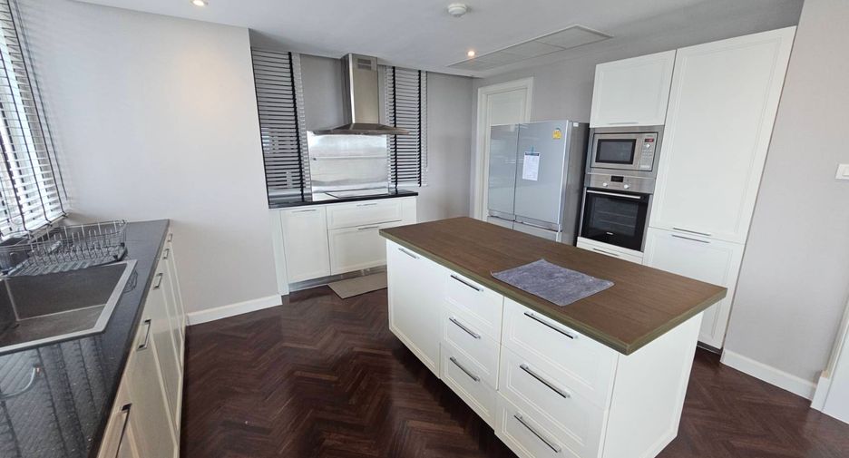 For rent 3 bedrooms condo in Khlong Toei, Bangkok