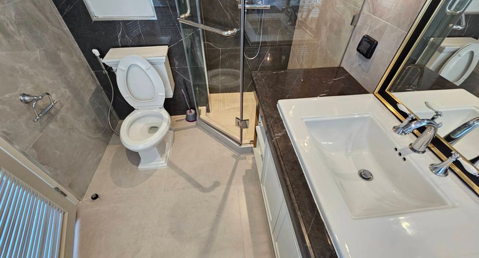 For rent 3 bedrooms condo in Khlong Toei, Bangkok