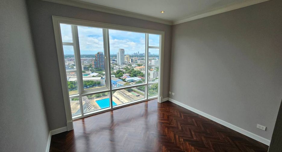 For rent 3 bedrooms condo in Khlong Toei, Bangkok