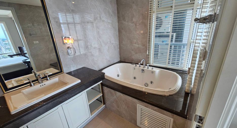 For rent 3 bedrooms condo in Khlong Toei, Bangkok