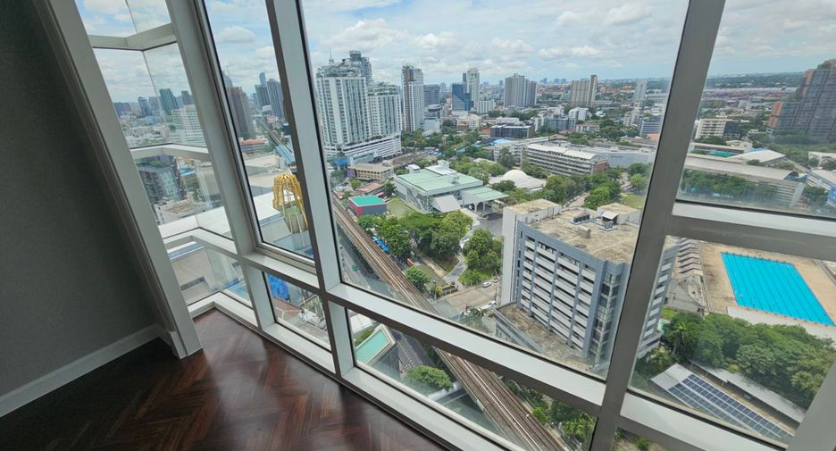 For rent 3 bedrooms condo in Khlong Toei, Bangkok